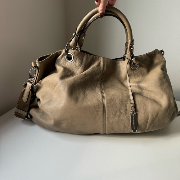 Genuine leather travel duffle with a hobo style slouch - Picture 2 of 6